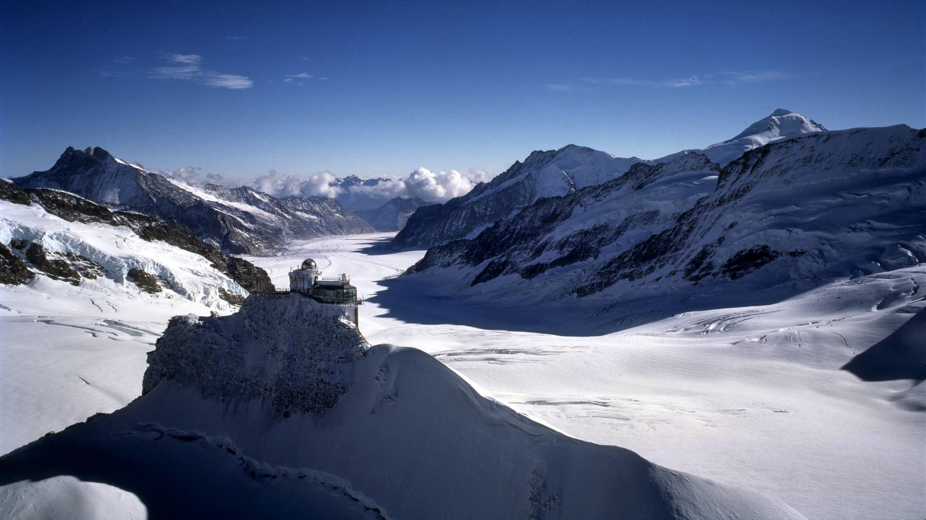 Von der Wetterstation des Jungfraujoch sieht man auf den dahinter liegenden Aletschgletscher.