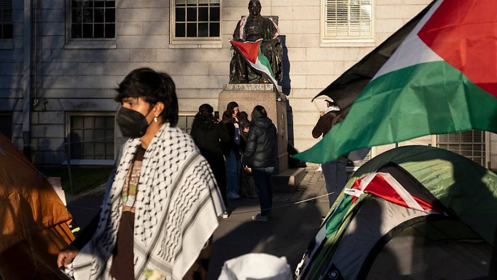 ARCHIV - Studenten an der Harvard University protestieren gegen den Krieg in Gaza. Foto: Ben Curtis/AP/dpa