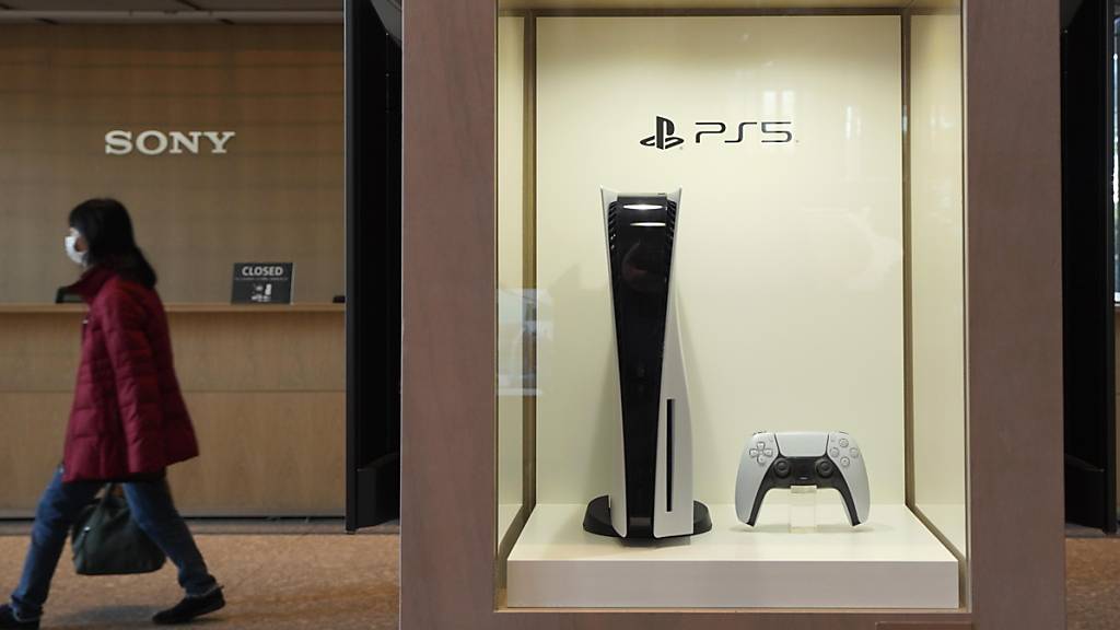 Die neue Sony-Spielkonsole Playstation 5 war wegen der hohen Nachfrage zeitweise kaum zu bekommen (Archivbild)