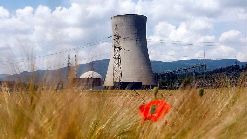 Weniger als ein Drittel der Schweizer sind für Atomkraft. Auch für Windräder hält sich die Begeisterung in Grenzen. Die Schweizer wollen bei der Stromversorgung laut einer Umfrage vor allem auf Solaranlagen und Wasserkraftwerke setzen. (Archivbild)