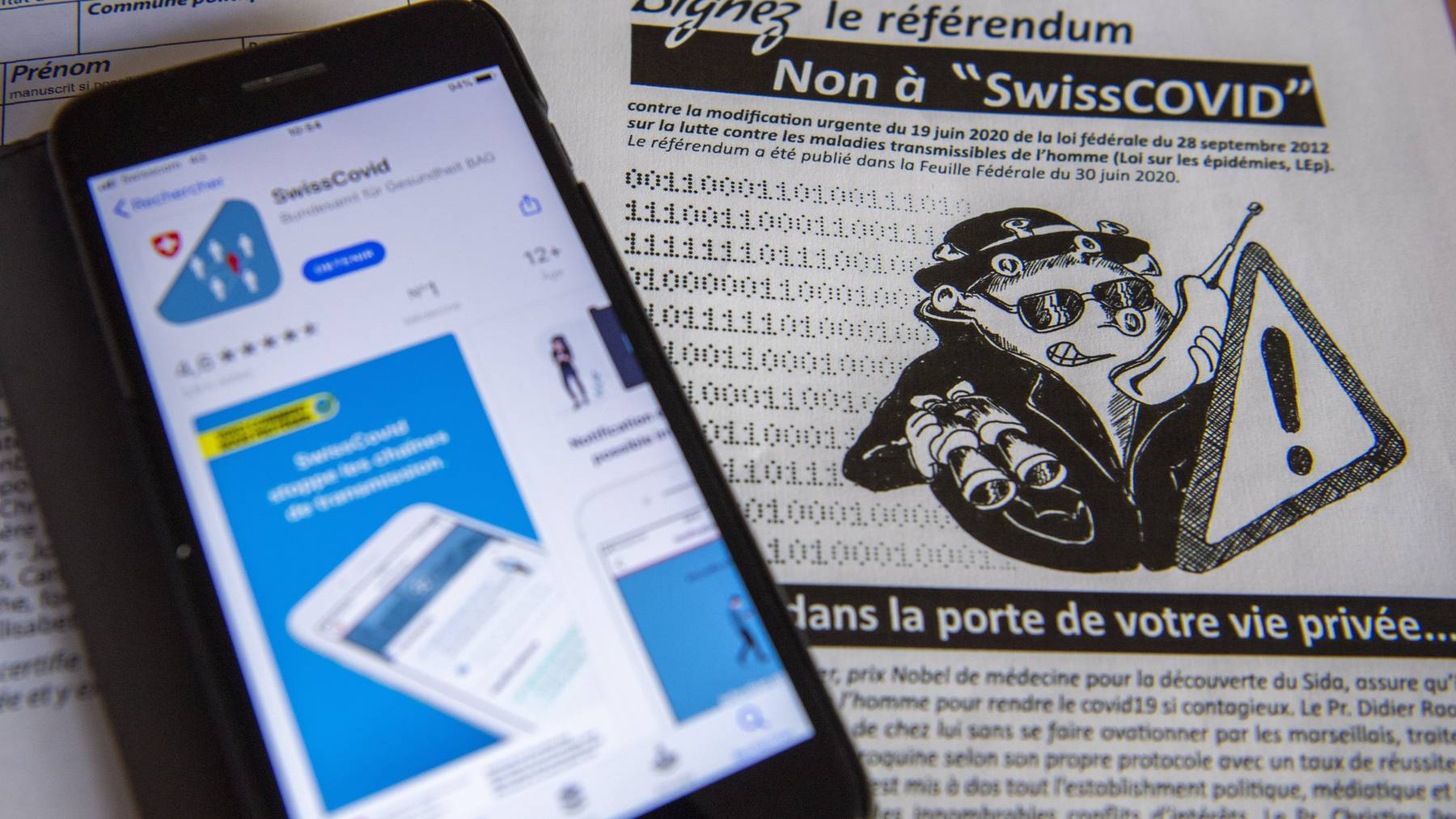 Die Gegner der SwissCovid-App warnen vor einer Gesellschaft, die auf digitale Überwachung und soziale Kontrolle basiere.