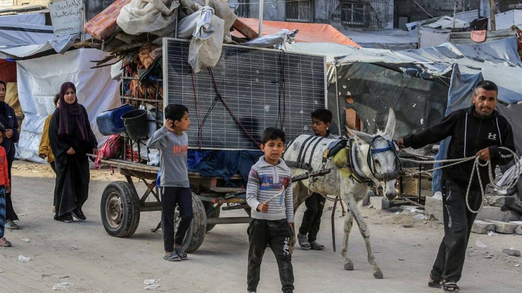 ARCHIV - Vertriebene Palästinenser verlassen mit ihren Habseligkeiten den östlichen Teil von Chan Junis im südlichen Gazastreifen. Foto: Abed Rahim Khatib/dpa