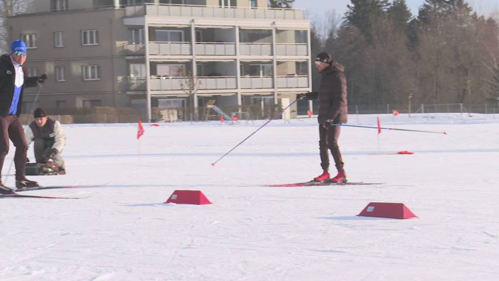 Langlauf-Legende Dario Cologna coacht Schulkinder auf dem Ricken