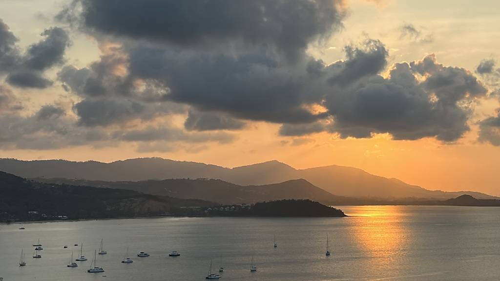 Blick auf eine Bucht von Ko Samui: Hier soll eine anhaltende Dürre der Grund für die Wasserknappheit sein. Foto: Carola Frentzen/dpa