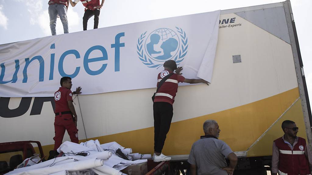Ein mit Hilfsgütern beladener LKW steht vor dem Grenzübergang Rafah zwischen Ägypten und dem Gaza-Streifen. Foto: Gehad Hamdy/dpa