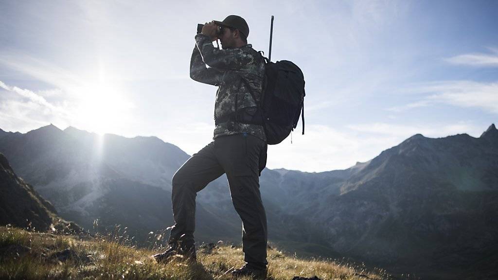 Ein Jäger zum Start der diesjährigen Bündner Hochjagd auf der Alp Flix in Surses