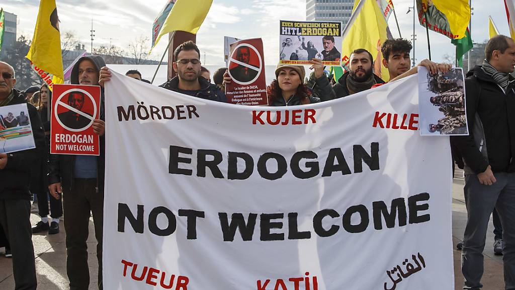 Nicht willkommen: Rund 300 Menschen protestierten in Genf gegen die Anwesenheit des türkischen Staatschefs Recep Tayyip Erdogan am Flüchtlingsforum.