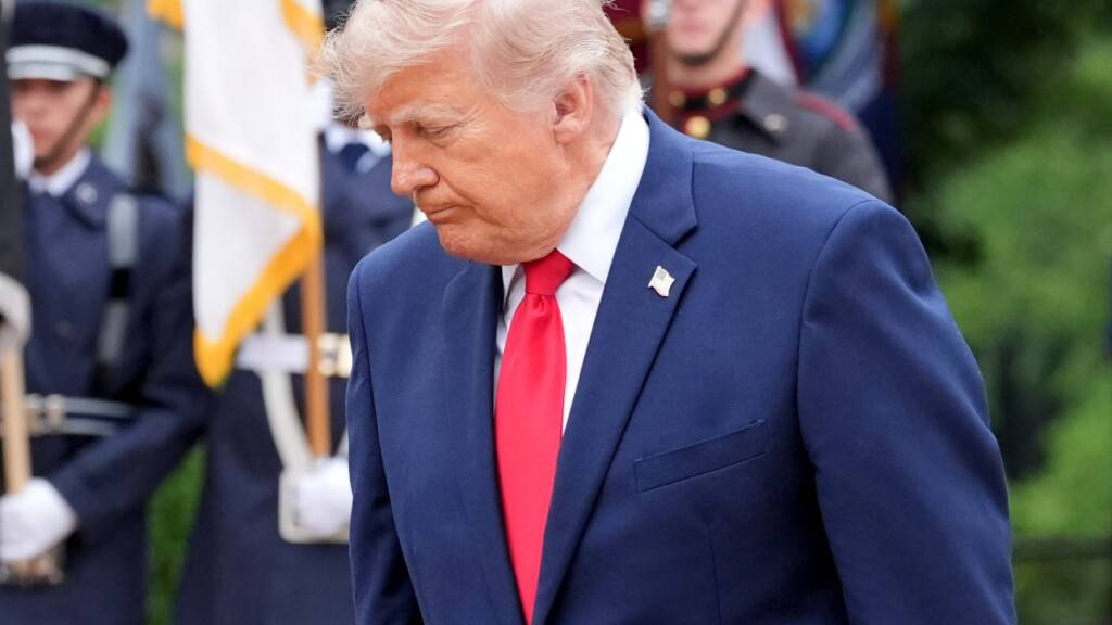 ARCHIV - US-Präsident Donald Trump geht nach der Kranzniederlegung am Grab des unbekannten Soldaten am Memorial Day über den Arlington National Cemetery. Foto: Alex Brandon/AP/dpa
