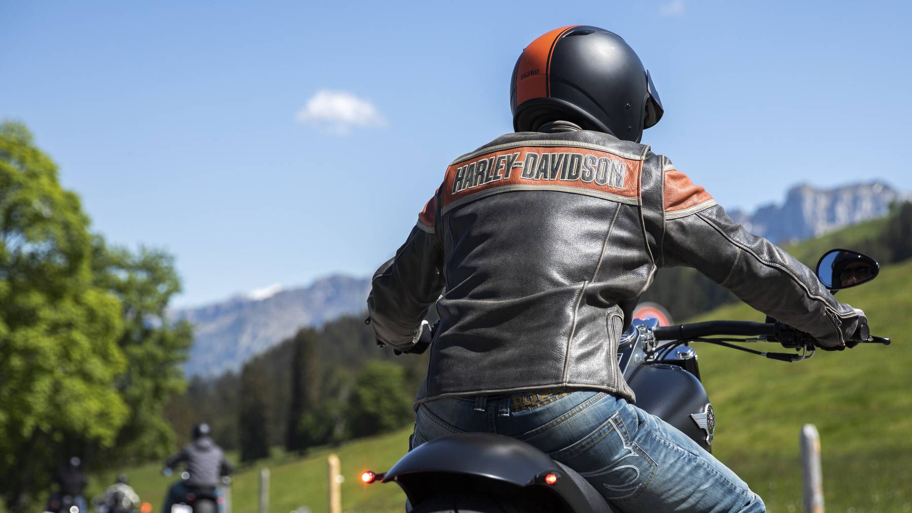Lederbekleidung ist für Motorradfahrer empfehlenswert, Flip-Flops hingegen ein No-Go.