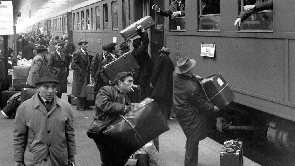 Sogenannte Saisonniers mussten nach Ablauf des Arbeitsvertrags die Schweiz wieder verlassen. Im Bild zu sehen sind italienische Gastarbeiter im Jahre 1964 in Zürich, die für die Festtage nach Italien zurückkehren. (Archivbild)