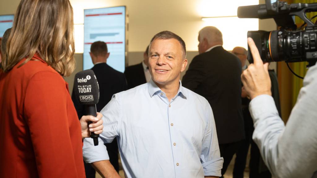 SVP-Politiker Roman Bürgi im Interview mit den Medien anlässlich den Eidgenössischen Wahlen. (KEYSTONE/Eveline Beerkircher)