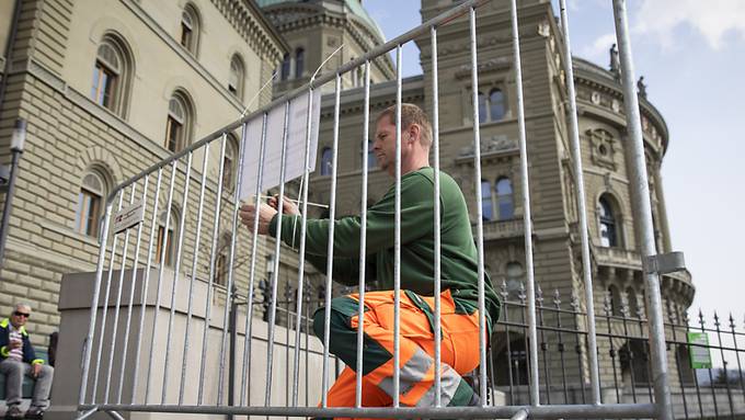 Stadt Bern schliesst wegen Menschenmassen nachts die Bundesterrasse