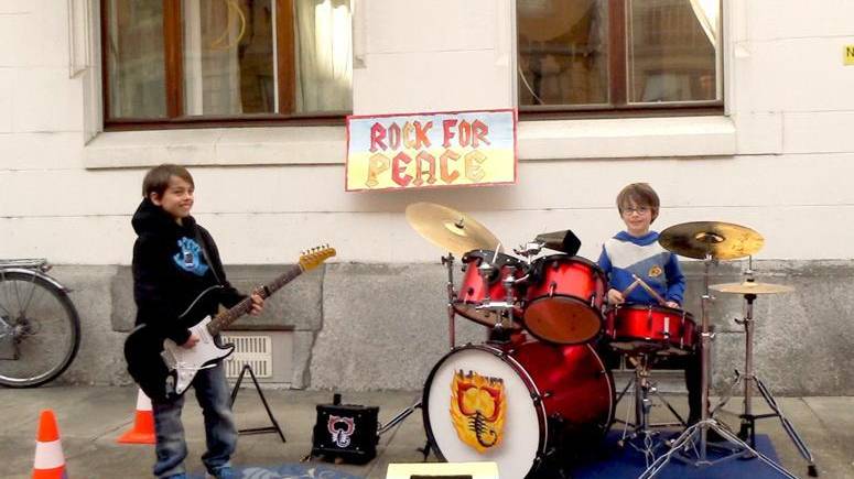 Kinder spielen Rockmusik für die Ukraine
