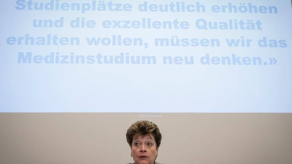 Mit der Erhöhung der Zahl der Studienplätze an der medizinischen Fakultät der Universität Zürich soll laut der Zürcher Bildungsdirektorin Silvia Steiner (Mitte, im Bild) der Ärztemangel bekämpft werden.