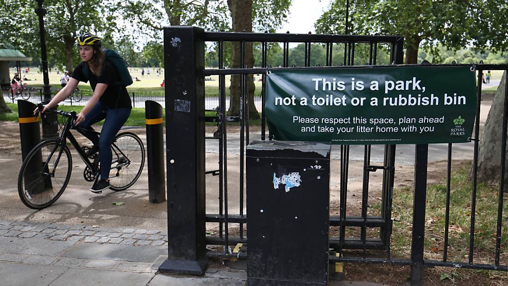 Ein Transparent mit der Aufschrift «Das ist ein Park und keine Toilette oder  Müllhalde» hängt an einem Eingang zum Hyde Park. Foto: Jonathan Brady/PA Wire/dpa
