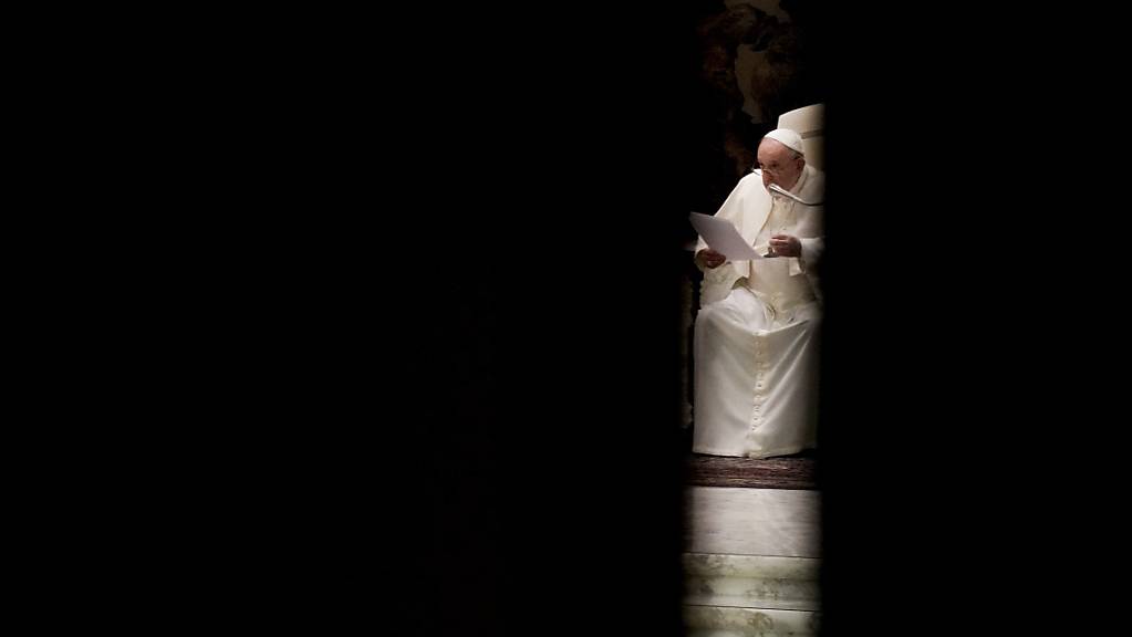 Papst Franziskus hält eine Rede bei einer Audienz mit Mitgliedern des Kinderchors Antoniano. Foto: Andrew Medichini/AP/dpa