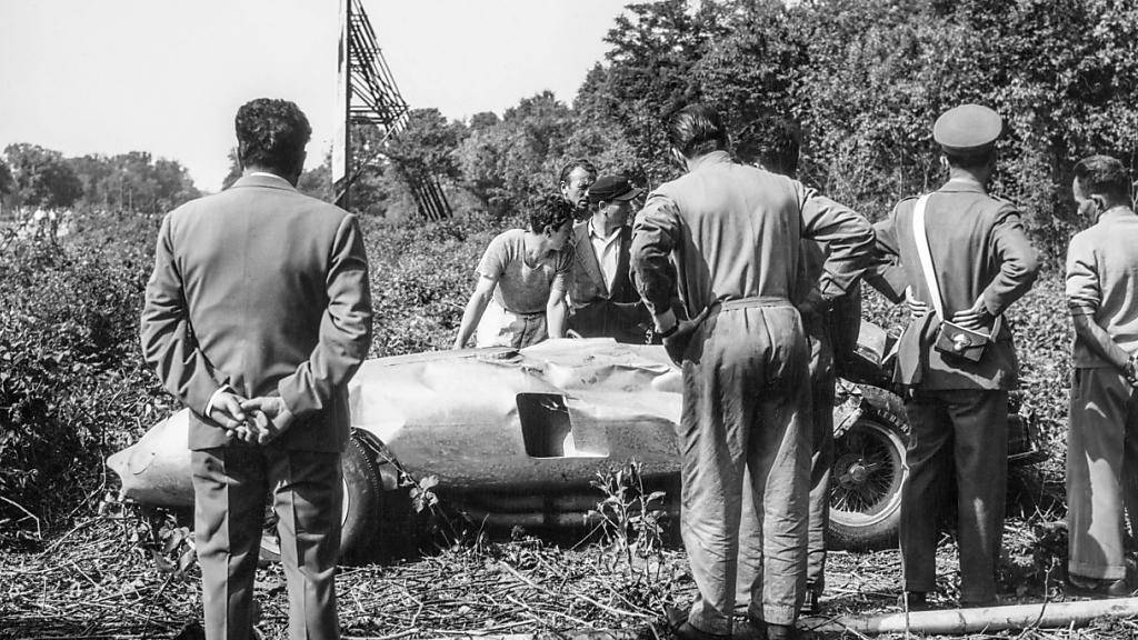 Alberto Ascari verunglückte am 26. Mai 1955 bei Testfahrten in Monza tödlich. Helfer bergen das Auto.