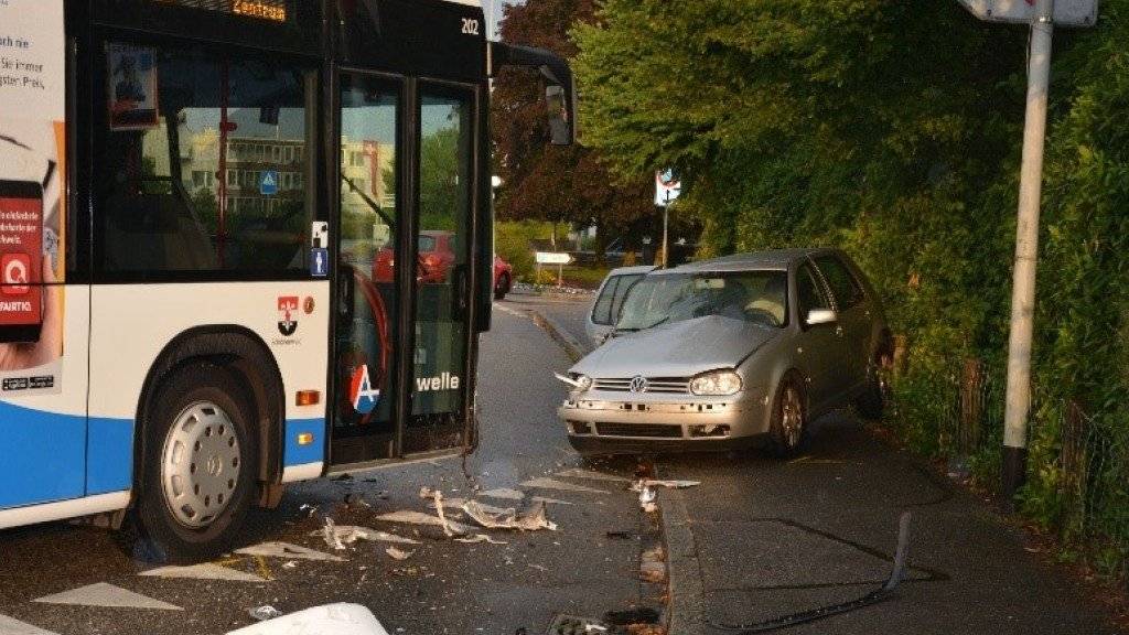 Am Freitagabend ist in Dulliken SO ein Auto in einen Linienbus geprallt. Drei Personen wurden beim Unfall verletzt.