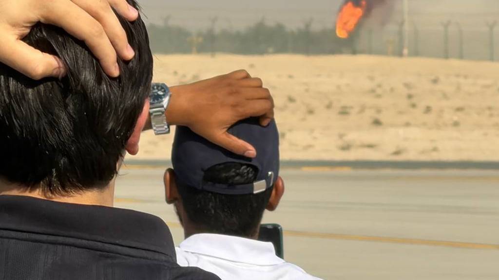 Blick auf die Absturzstelle eines Flugzeugs auf der Dubai Airshow 2025. Foto: Irina Karabut/TASS via ZUMA Press/dpa