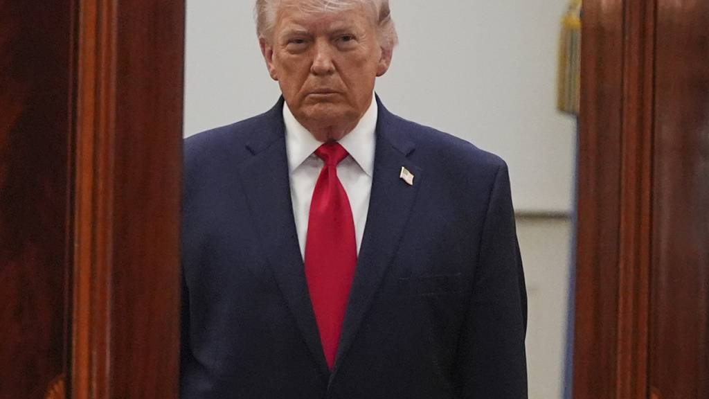 US-Präsident Donald Trump kündigte am Donnerstag für die Einfuhr patentgeschützter Medikamente in die USA Zölle von bis zu 100 Prozent an. (Archivbild)