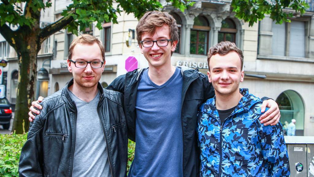Konrad Gołda, Szymon Rywalski und Michał Kropidłowski reisen durch Europa und musizieren.