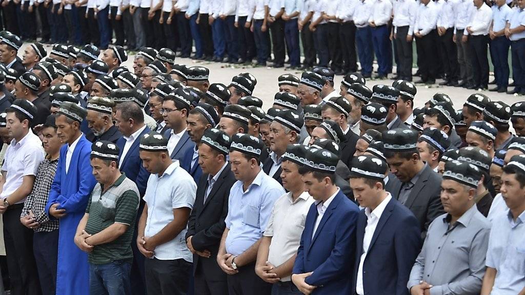 Usbekische Männer nehmen in Samarkand Abschied von ihrem verstorbenen Präsidenten.