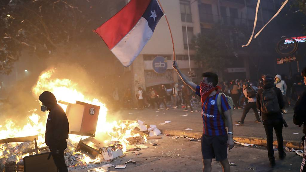 In Chile gab es am Montag (Ortszeit) erneut vielerorts Ausschreitungen - in der Hauptstadt Santiago geriet sogar ein Einkaufszentrum in Brand.