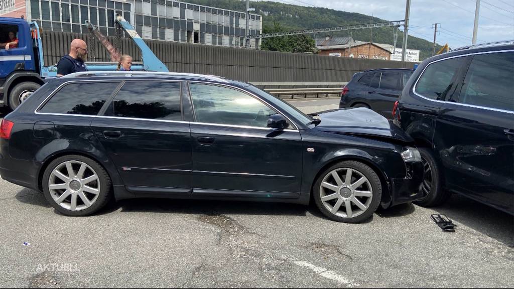 Verbotene Fahrt: Ein Lernfahrer kracht ohne Begleitperson in zwei Autos und haut ab