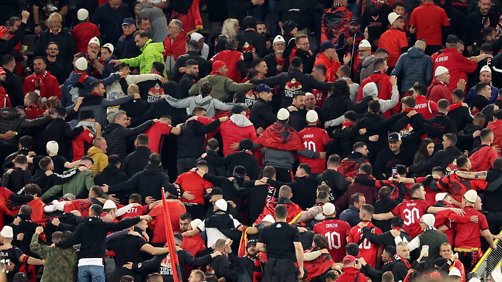 Nicht immer vorbildlich: Die UEFA untersucht in einem Disziplinarverfahren das Verhalten der albanischen Fans beim Spiel gegen Italien in Dortmund