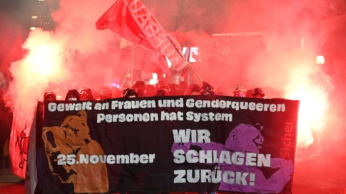 Polizei greift mit Wasserwerfern an unbewilligter Demo in Zürich durch