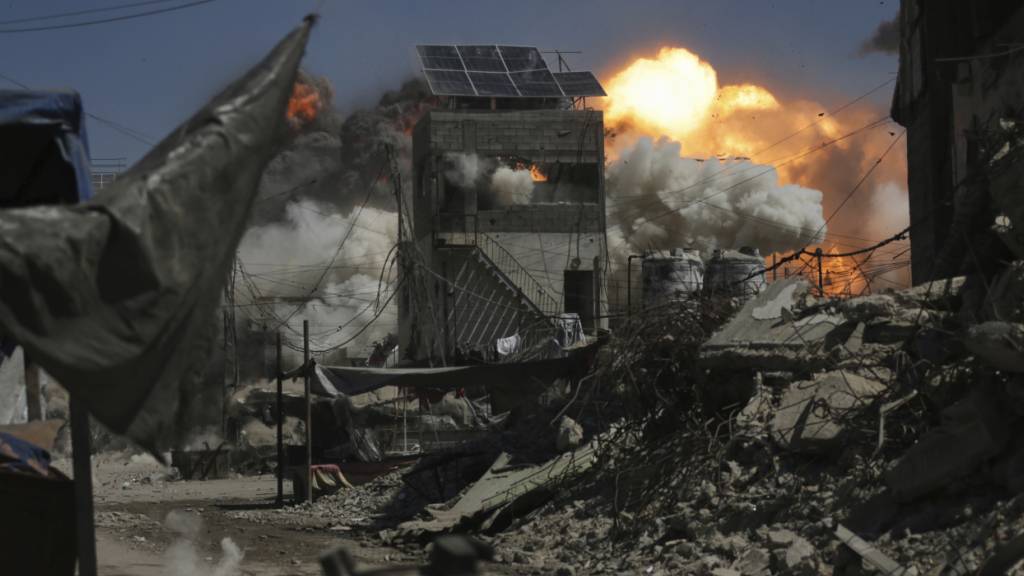 Rauch und Flammen steigen nach einem israelischen Militärschlag auf ein Gebäude in Gaza-Stadt auf. Foto: Yousef Al Zanoun/AP/dpa