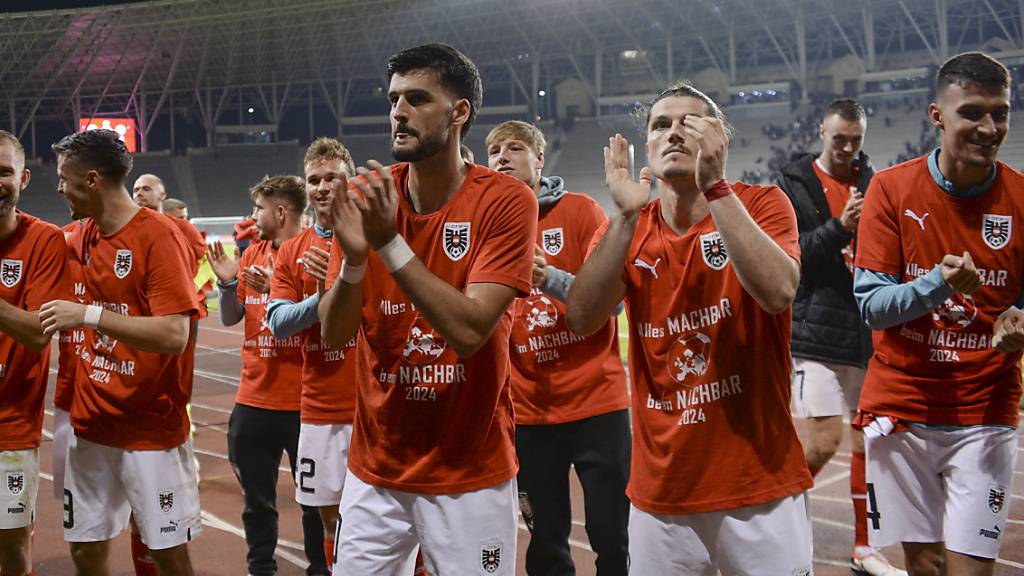 Die Austria-Spieler beklatschen im spärlich gefüllten Stadion in Baku die EM-Qualifikation