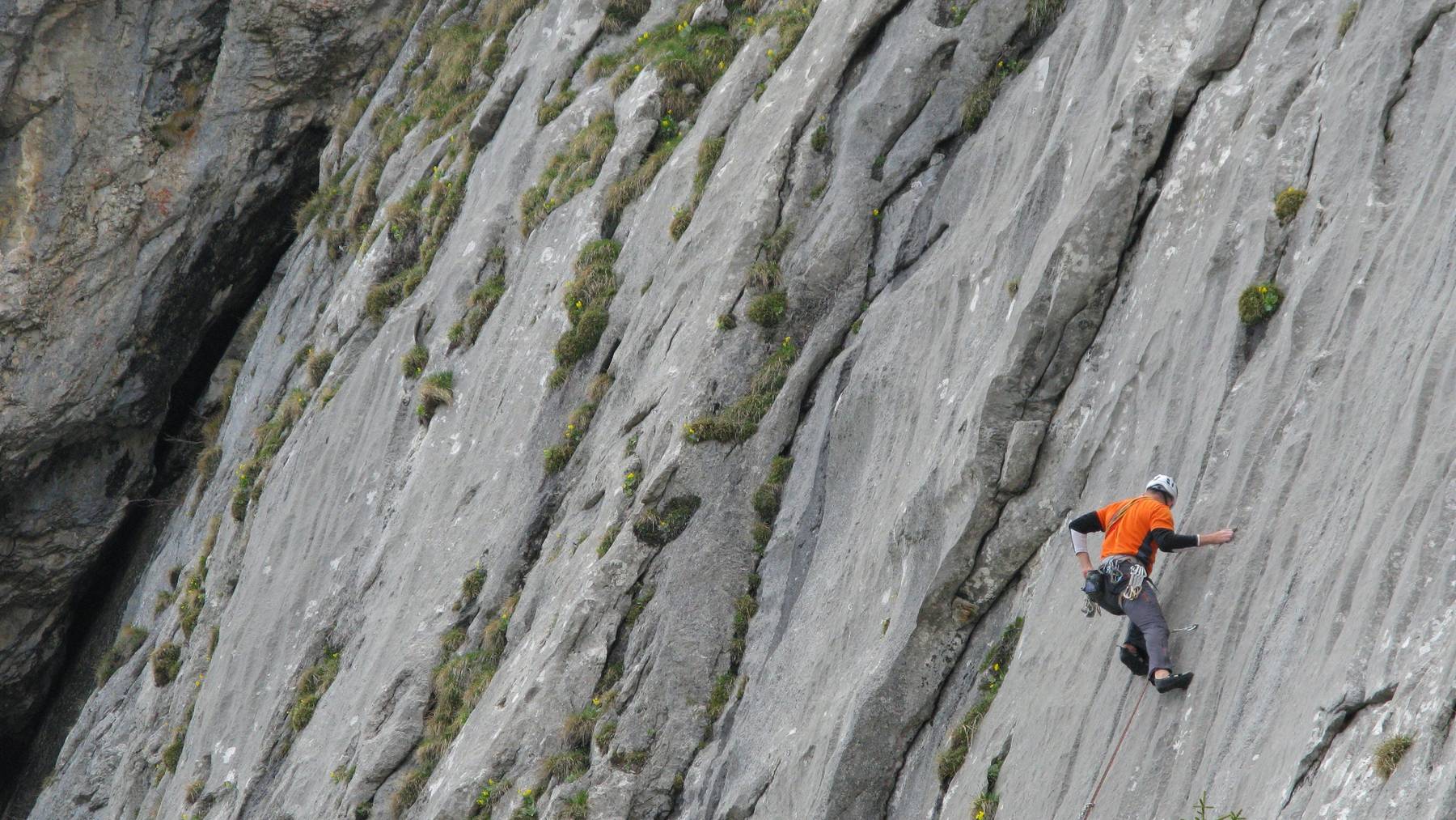 Ein Kletterer in der Schattenwand im Alpstein (Symbolbild).