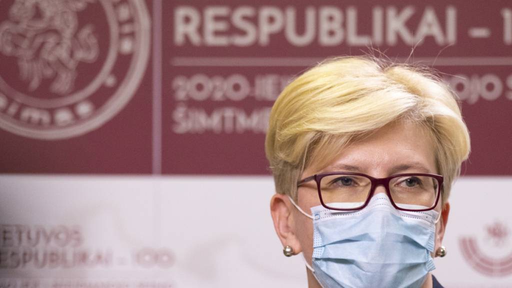 Litauens Ministerpräsidentin Ingrida Simonyte trägt Mund-Nasen-Schutz. Das Land verzeichnet einen rapiden Anstieg der Corona-Zahlen. Foto: Mindaugas Kulbis/AP/dpa