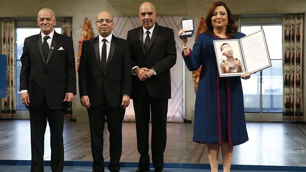 Vertreter des tunesischen Quartetts nehmen den Friedensnobelpreis in Oslo entgegen.