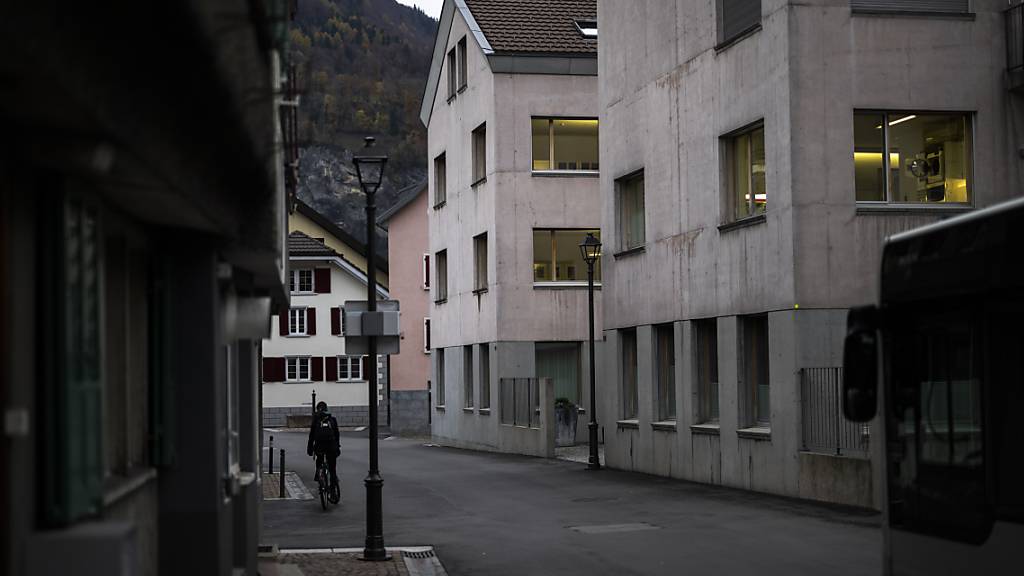 Ein Jäger muss sich vor dem Kreisgericht Werdenberg-Sarganserland (Bildmitte) verantworten. Die Staatsanwaltschaft wirft dem Mann unter anderem vor, zwei Rothirsche illegal geschossen zu haben. (Archivbild)