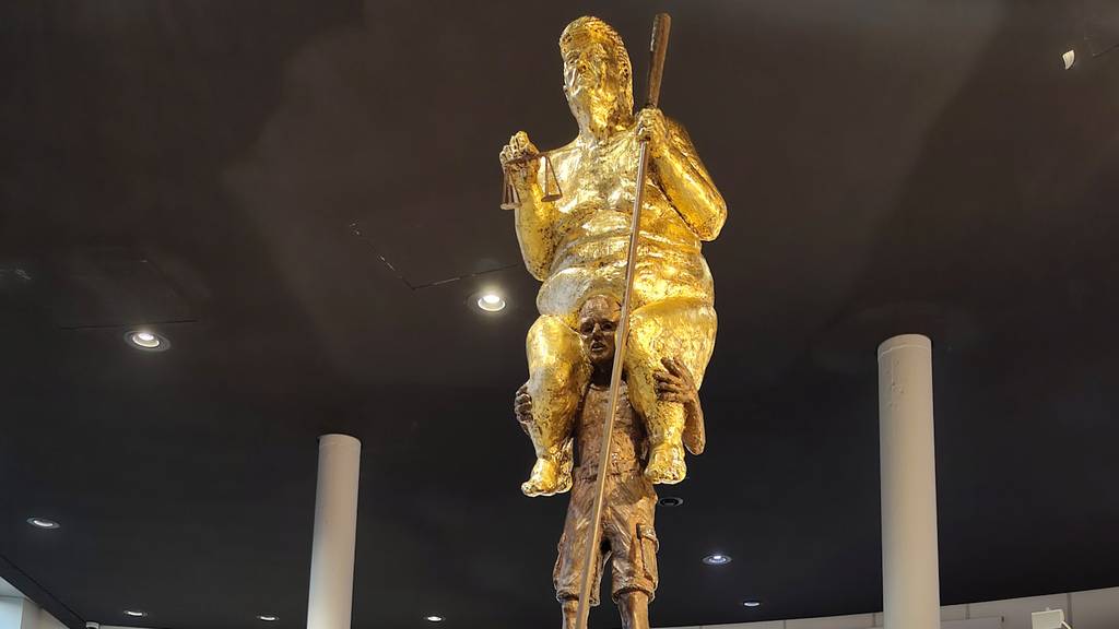 Statue mit nacktem, goldenem Trump im Europa-Parlament aufgestellt