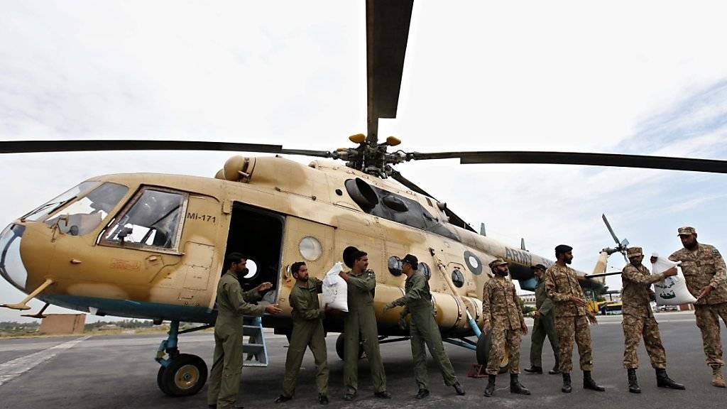 Die pakistanische Armee verlädt Hilfsgüter in Peschawar.