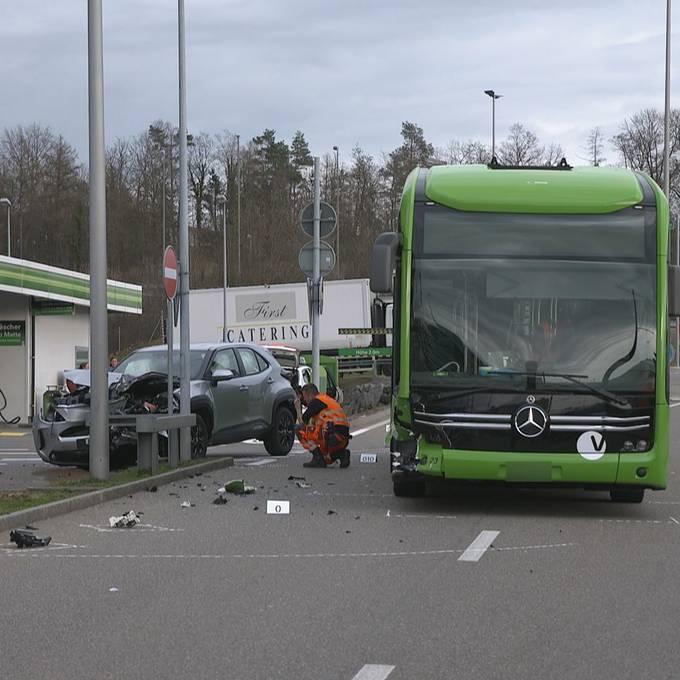 90-Jährige bei Bus-PW-Crash schwer verletzt