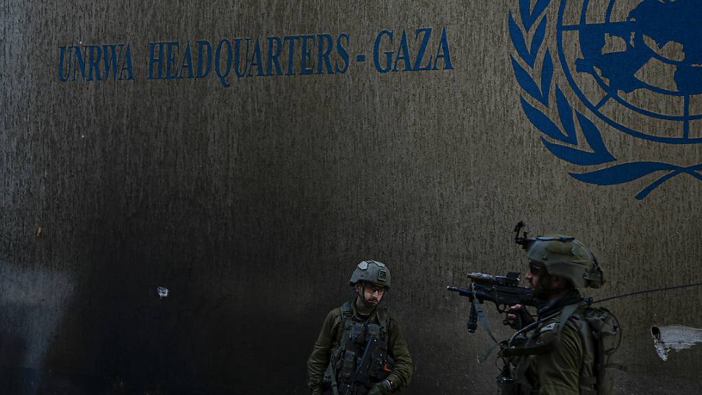 ARCHIV - Dieses Foto wurde unter Aufsicht der israelischen Verteidigungskräfte aufgenommen und von der Militärzensur geprüft: Israelische Soldaten gehen in Stellung, als sie das UNRWA-Hauptquartier betreten, wo das Militär Tunnel unter dem Hauptquartier des UN-Hilfswerk entdeckt haben. Foto: Ariel Schalit/AP/dpa