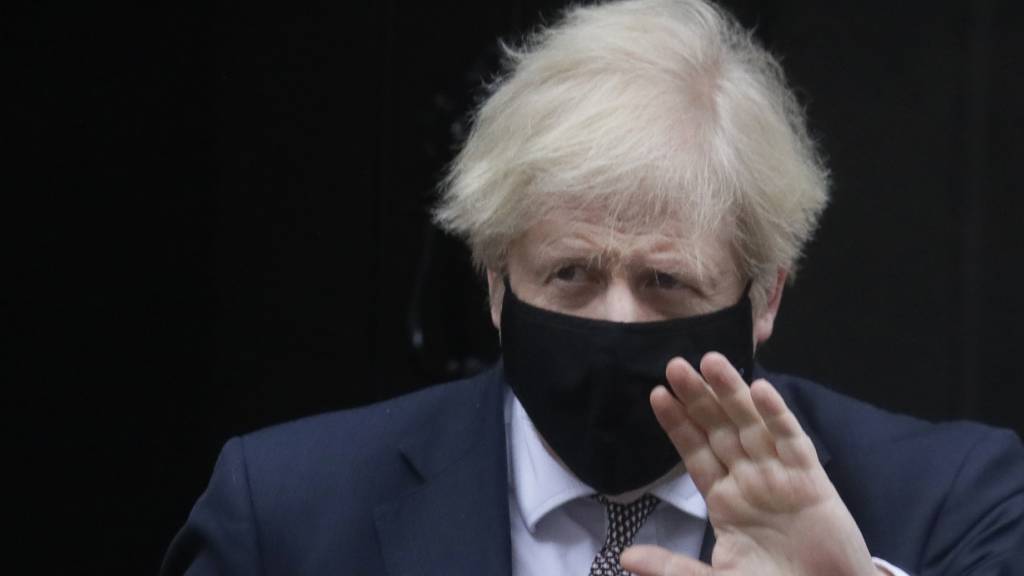 Boris Johnson, Premierminister von Grossbritannien, trägt einen Mund-Nasen-Schutz und grüsst beim Verlassen der Downing Street.