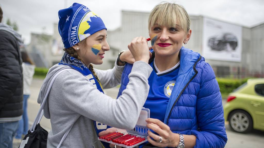 Bosnien-Fans treffen die letzten Vorbereitungen.