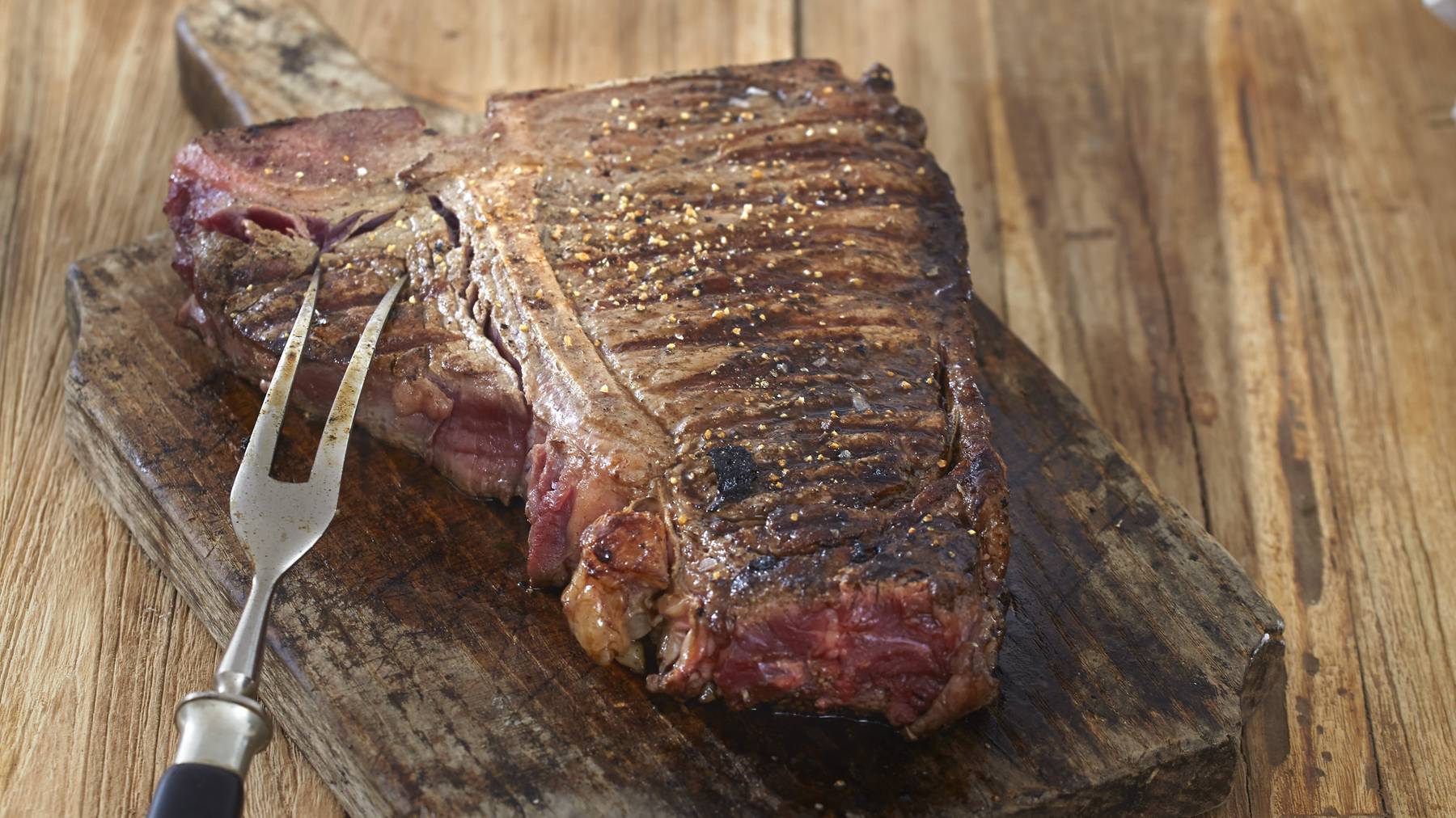 Fleisch anstechen ist eine gute Methode, um die Garstufe zu prüfen