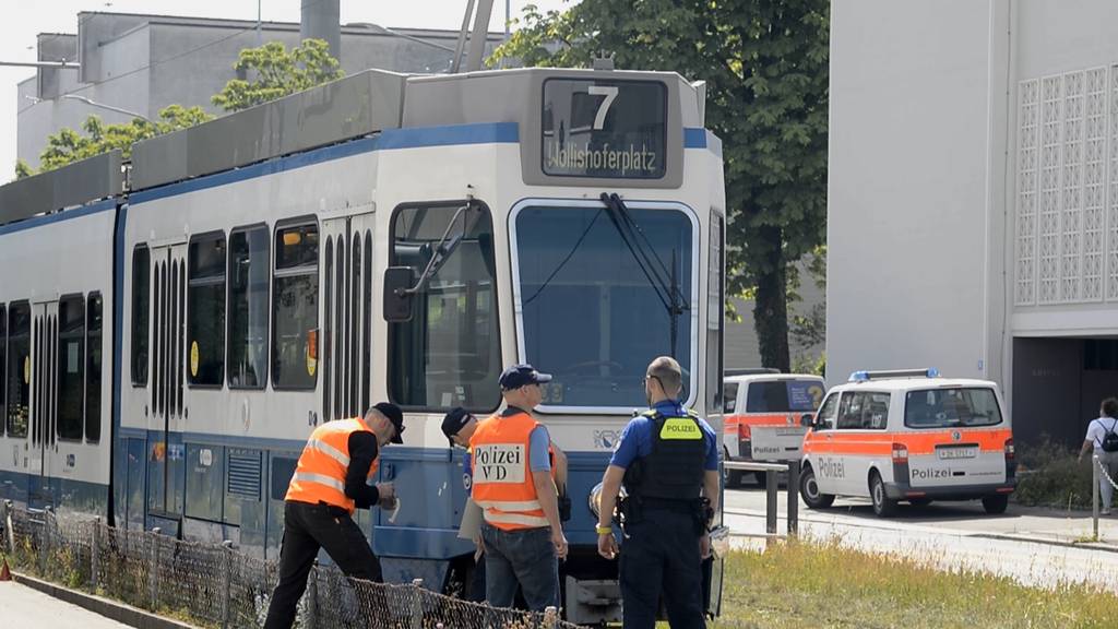 Rentnerin nach Zusammenstoss mit Tram in Schwamendingen in kritischem Zustand
