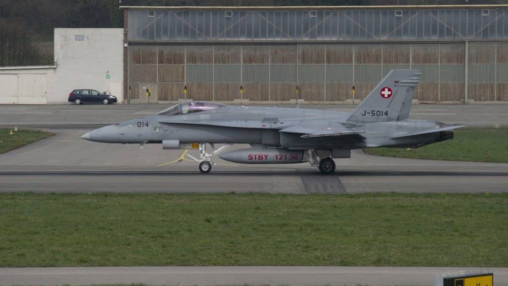 Ein F/A-18 der Luftwaffe beim Start auf dem Militärflugplatz Payerne VD.