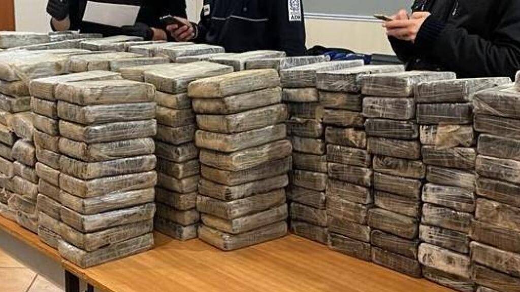 HANDOUT - Diese Pakete mit reinstem Kokain im Millionen-Wert wurden von der Polizei in Italien sichergestellt. Foto: Guardia di Finanza/dpa - ACHTUNG: Nur zur redaktionellen Verwendung im Zusammenhang mit der aktuellen Berichterstattung und nur mit vollständiger Nennung des vorstehenden Credits