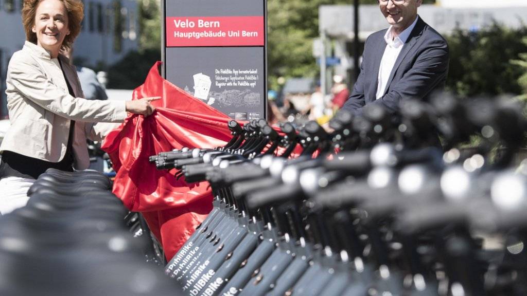Da war die Berner Velowelt noch in Ordnung: Die Berner Gemeinderätin Ursula Wyss (links) und Bruno Rohner, Geschaeftsführer PubliBike, (rechts) eröffneten Ende Juni das Veloverleihsystem «Velo Bern», in Bern.