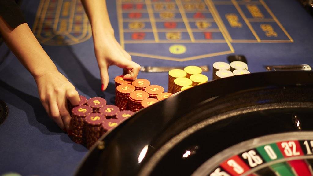 Die Frage, ob Glückspilze, die im Casino oder im Lotto Gewinne einstreichen, dem Fiskus Geld abliefern müssen, bleibt offen. National- und Ständerat sind sich weiterhin nicht einig. (Symbolbild)
