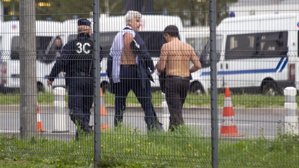 Die Air-France-Manager Xavier Broseta (rechts) und Pierre Plissonnier werden von der Polizei beschützt, nachdem sie sich vor den Demonstranten in Sicherheit bringen konnten.