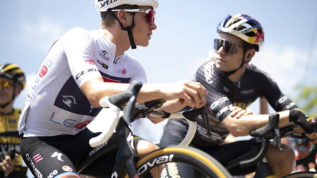 Remco Evenepoel (links) in Tafers vor dem Start der 3. Etappe der diesjährigen Tour de Suisse im Gespräch mit seinem belgischen Landsmann Wout van Aert